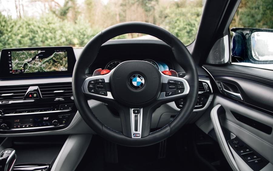Панель приборов BMW M5 (F90) 2018 года  (UK) (фото 35 из 40)